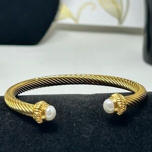 Elegant Gold and Pearl Women's Bracelet